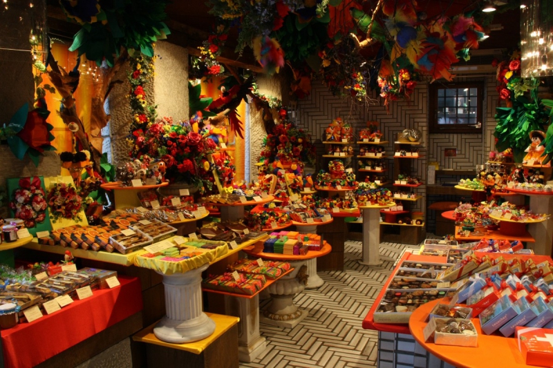 vitrine-ST PAUL DE VENCE-min_candy_store_chocolate_shop_chocolate_switzerland-393515