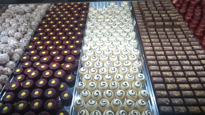 vitrine-ST PAUL DE VENCE-min_chocolates_milk_chocolate_white_chocolate_truffles_candy_food_treat_cacao-1213769